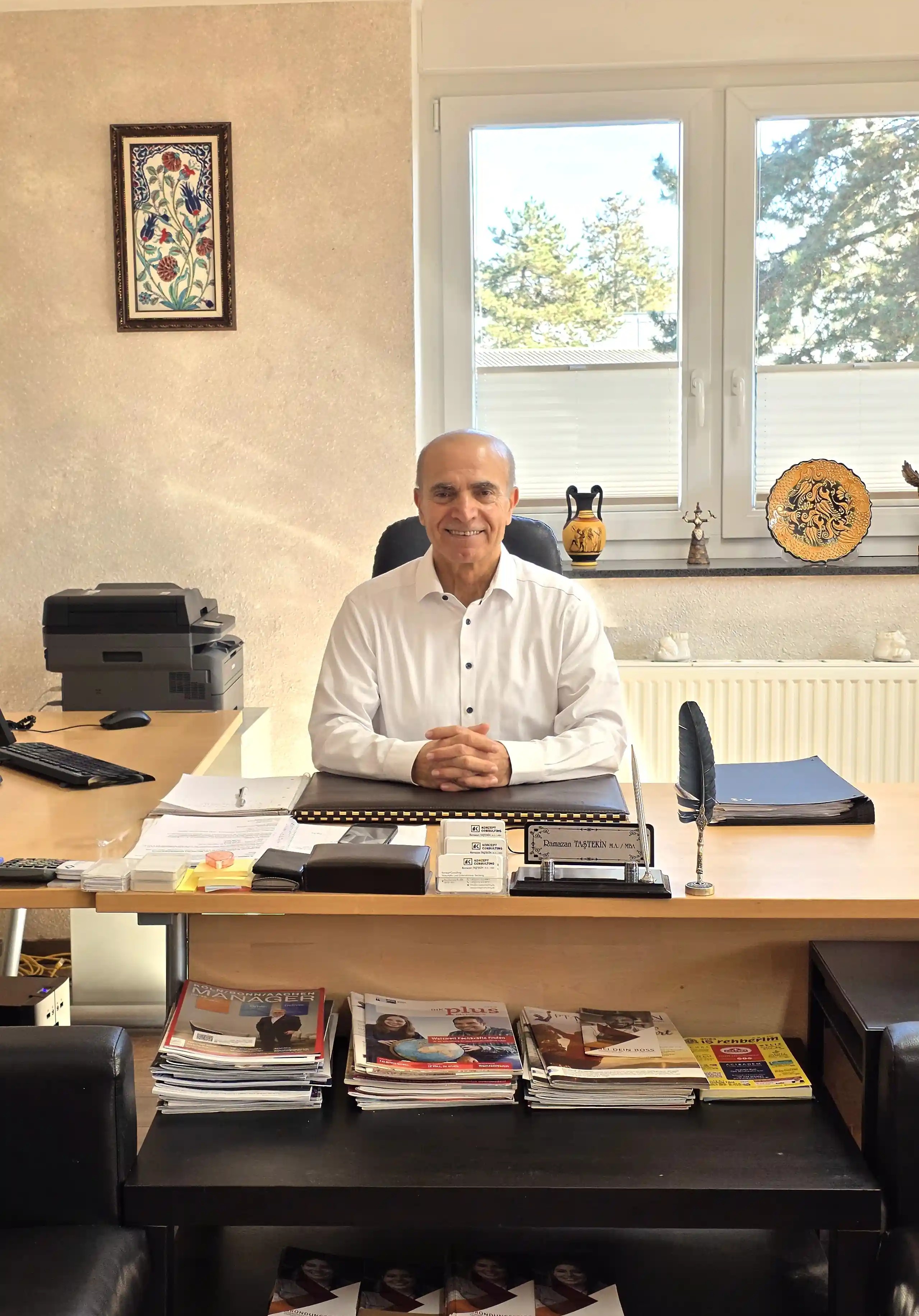 Ramazan Tastekin am Schreibtisch